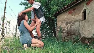 Gagica de la oras face sex cu un fermier viril