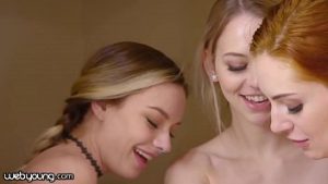 Porno cu trei studente in toaleta publica