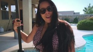 Milfa grasuta la piscina suge pula si e fututa in pasarica