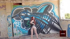 Fumeaza iarba si suge pula pana inghite sperma