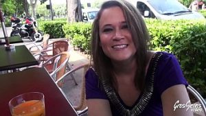 Justine abordata la terasa si invitata la sex