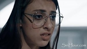 Tatal isi dezvirgineaza fata virgina in fundul mic