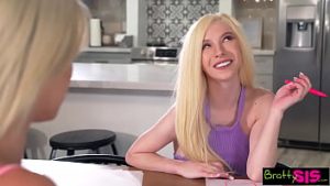 Tanar coleg de camera prins in pula goala si futut de doua fete