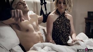 Imobilizat la pat e frecat la pula si futut de mama vitrega