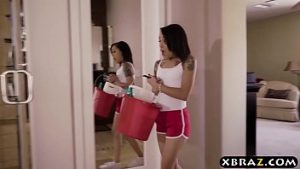 Menajera platita de cuplu care doresc sex in trei