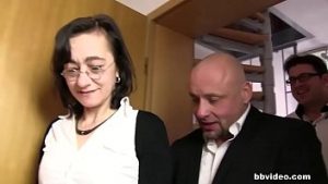 Matura curva face sex imbracata cu doi barbati