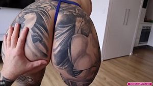 Are tate mari si fund tatuat bun de luat la pula