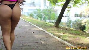 Platita pentru sedinta foto nud in parc