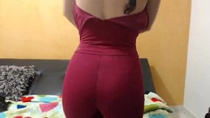 Bruneta cu vibrator in vagin si dildo in cur isi provoaca orgasme