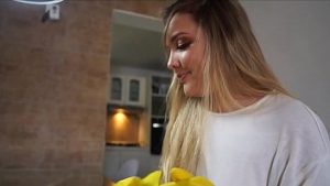 Tipa de la menaj isi arata fundul si baga degetele in vagin