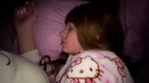 Isi fute sora in vagin cand doarme si ii da sperma pe bot