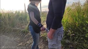 O muie scurta facuta in parc cu ejaculare in gura