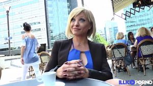 Profa de sport romanca fututa de doi barbati