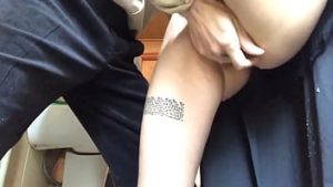 Profa in toaleta isi provoaca orgasm cu degetele