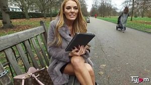 Stacey Sarah abordata in parc si platita pentru sex
