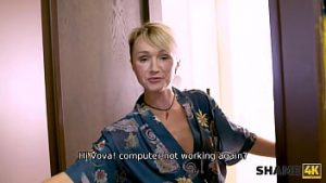 Mama vitrega se fute cu un tanar in bucatarie