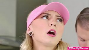 O invata golf si o fute in vaginul ingust