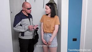 Mos plateste o tanara bruneta pentru un sex scurt