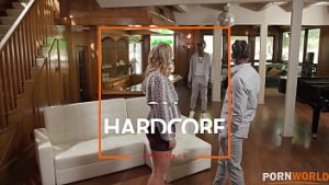 Candice Dare in vizita la doi negrii care ii dau muie si o fut