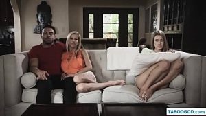 Face sex cu iubita si cu mama acesteia