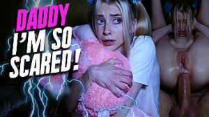 Doarme in pat cu tatal vitreg si e fututa in pizda si gaoaza