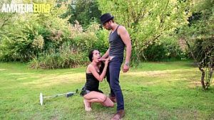 Cautator de metale fute o bruneta in padure