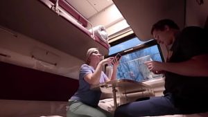 Blonda nebunatica sex in tren cu iubitul excitat