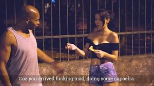 Negru plateste bruneta frumoasa centurista pentru sex