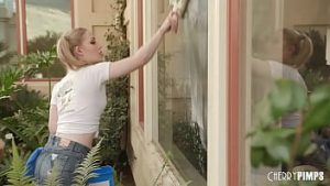 Emma spala geamuri in fustita fara chilotei si e penetrata