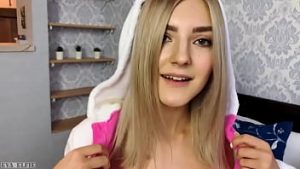 Blonda face sex cu iubitul si mama bea cafea in bucatarie