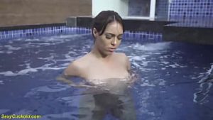 Amanda goala in piscina se masturbeaza cu vibratoare in cur