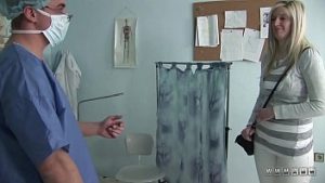 Medic ginecolog excita blonda si o fute pana la ejaculare