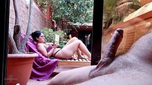 Isi freaca pula si e ajutat de fiica vitrega