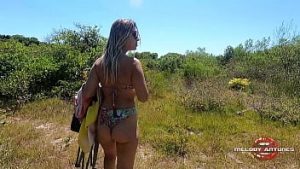 Blonda la camping isi arata pizda