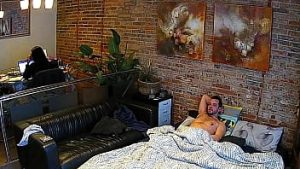 Prins facand laba si frecat la pula pana ejaculeaza