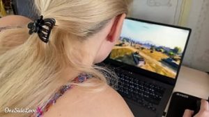 Sex pe la spate cu sora care se joaca pe laptop