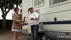 Face curat in rulota si sex cu trei barbati maturi