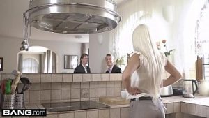 Blonda siliconata face sex total cu doi prieteni