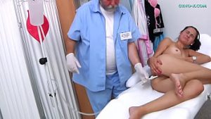 Emily la 18 ani la ginecolog matur are orgasm