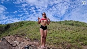 Blonda pozeaza in fundul gol pe munte si e penetrata anal