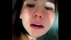 Virgina isi uda degetele si se freaca la pasarica