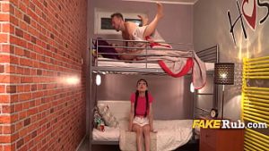 Student o fute pe profa in camera de camin si o colega asiatica