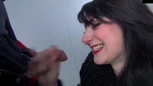 Bruneta matura la munca face sex imbracata