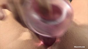 La 18 ani se joaca cu degetele in pizda si isi provoaca orgasme