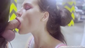 Model de pe Instagram tatuata pe corp suge pula in mall