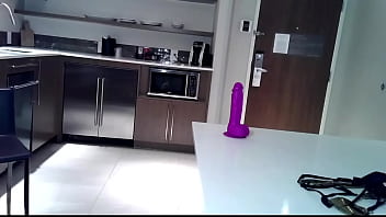 Sotul si sotia fac show pe webcam in bucatarie