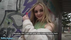 Blonda platita pentru muie si sex pe strada