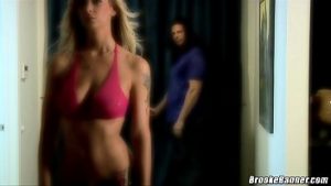 Blonda ii face o muie brutala si e fututa in pizda