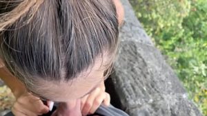 Tanara sexy filmata cand suge pula in parc