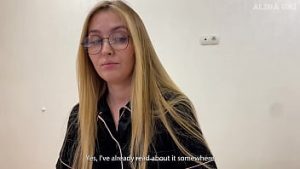 Asistenta isi fute pacientul cu mainile bandajate